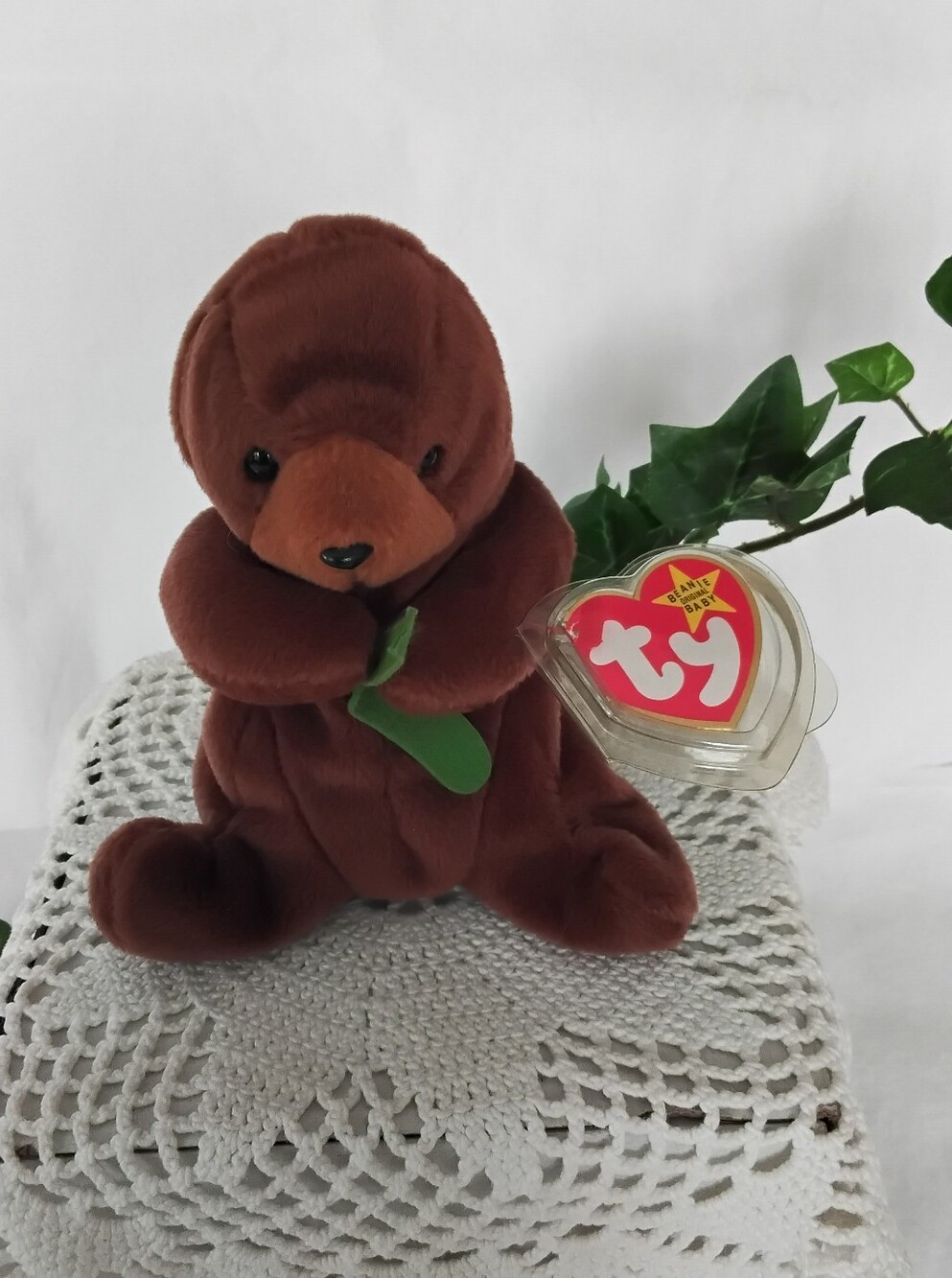 Vtg 1996 Ty Brown Otter "Seaweed Beanie Baby Plush Holding Green Leaf